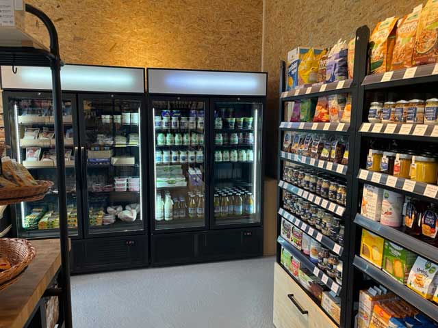 Im Marklhof Hofladen steht eine Kühltheke mit ausgesucht guten Milchprodukten in Bioqualität.